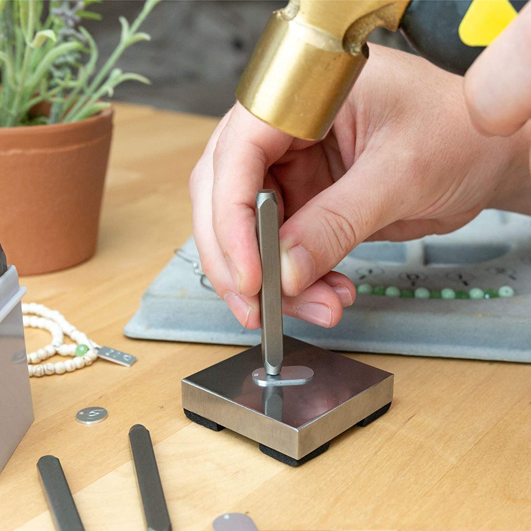 Jewelry Making Anvil - AA26P 1ポンド真鍮金属スタンピングハンマー両面マレットヘッド真鍮ハンマー、鉄製アンビル付き、DIYクラフトアートジュエリー製作用