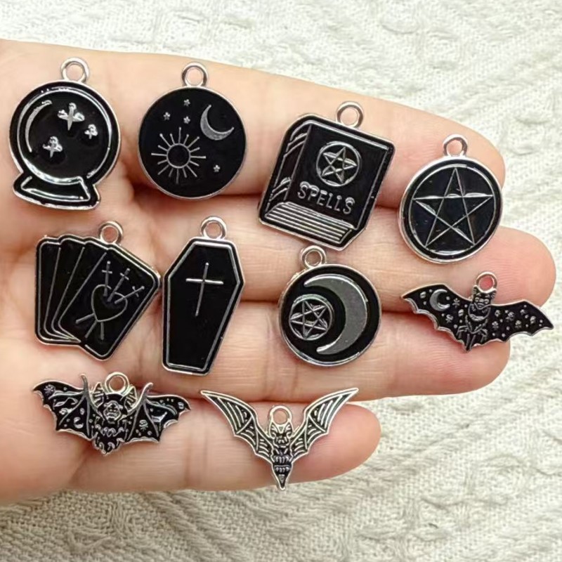 10 個ムーンスタークロスブックチャームエナメル合金ブラック - Jewelry Making Guide Book のレビューと価格